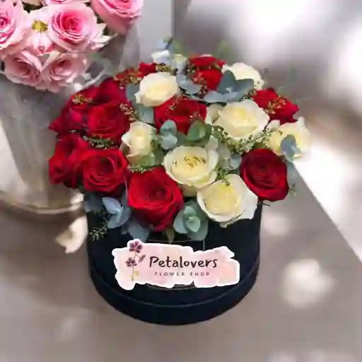 Detalle Flores Caja De 24 Rosas Blancas Y Rojas