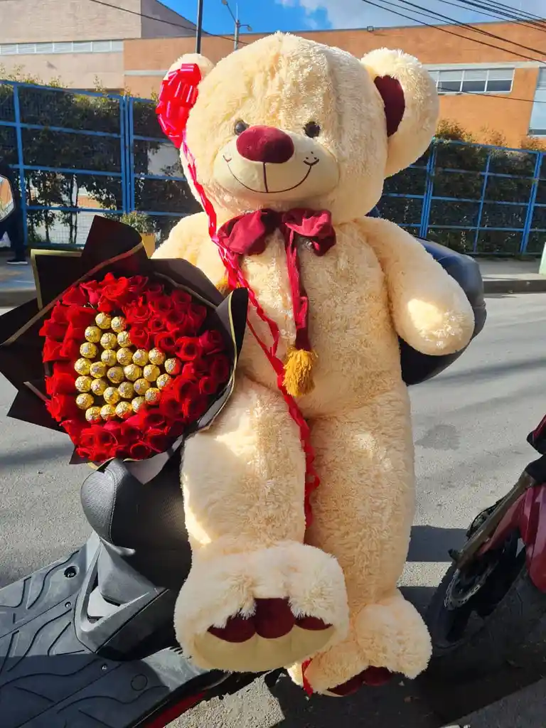 Oso Gigante Con Bouquet De Rosas