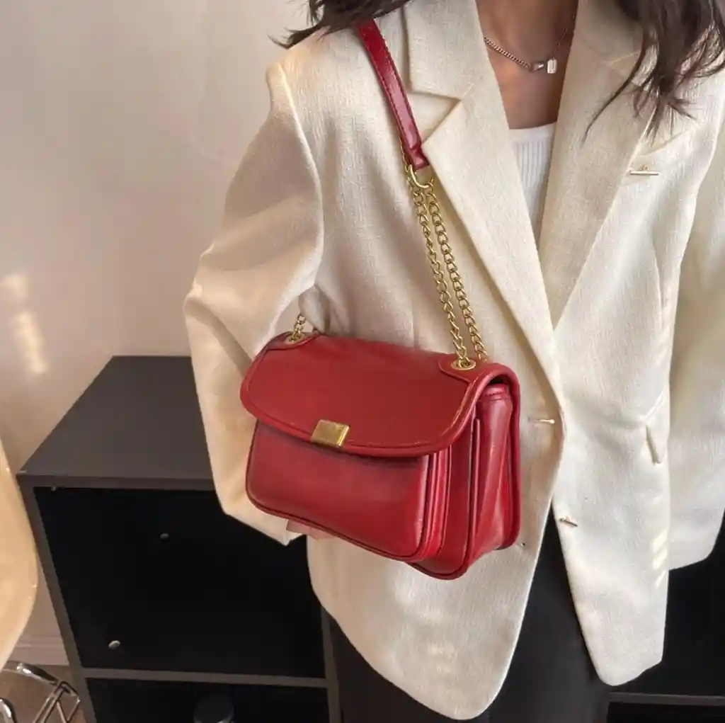 Bolso De Mano Diseño Brillante Color Rojo Con Detalles Dorados