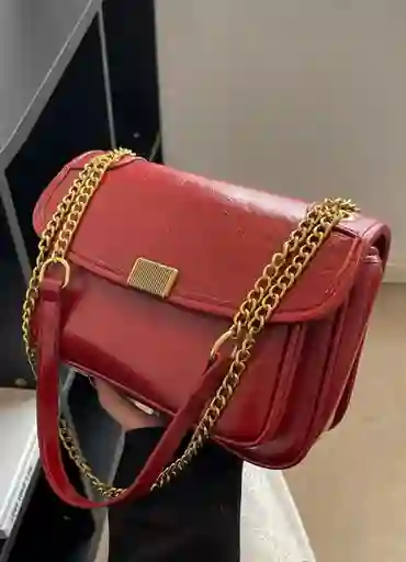 Bolso De Mano Diseño Brillante Color Rojo Con Detalles Dorados