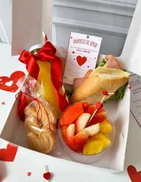 Delicioso Desayuno Sorpresa De Amor Y Amistad: Jugo De Naranja, Sandwich, Fruta Y Corazones De Hojaldre