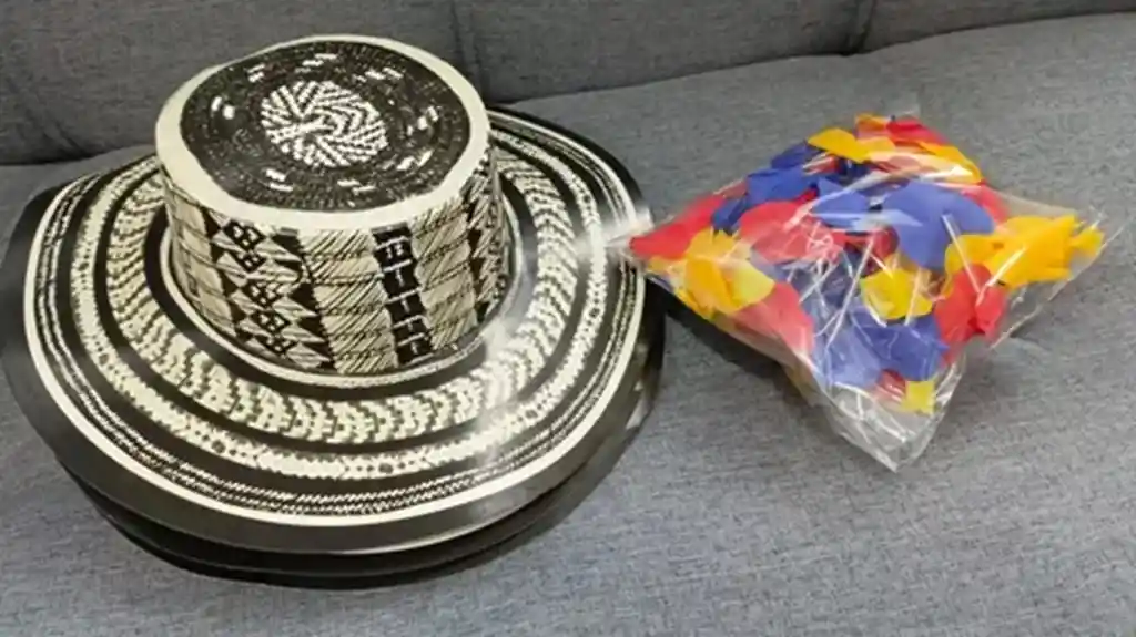 Sombreros Vueltiados Carton 12+ 12 Collares Colombia Carnaval