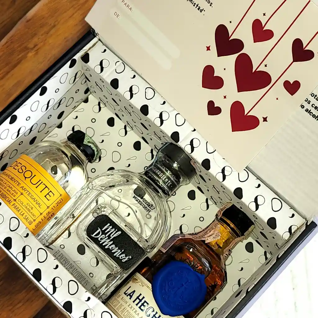 Caja Con Mini Botellas De Licores Colombianos