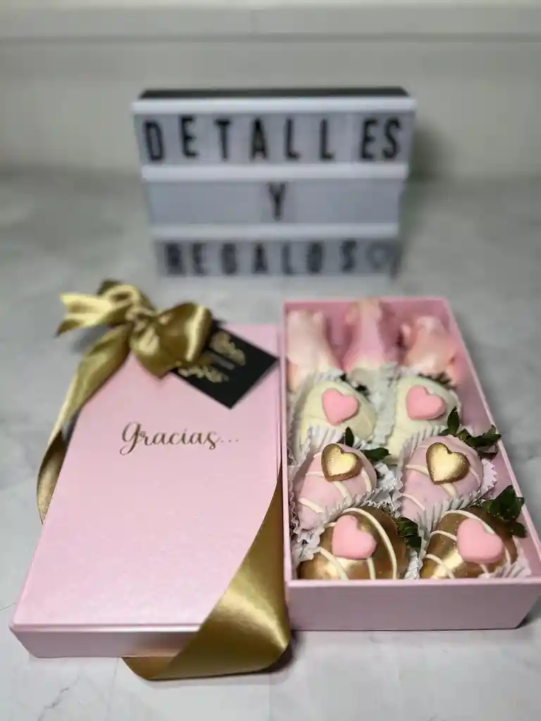 Caja De Lujo Pequeña Con Rosas Y Fresas Con Chocolate