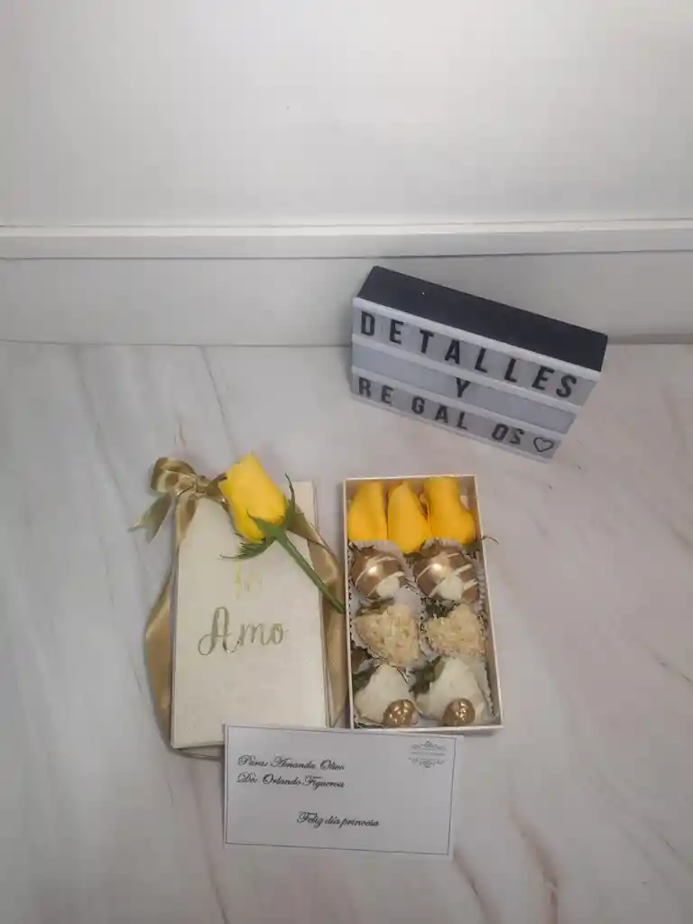 Caja De Lujo Pequeña Con Rosas Y Fresas Con Chocolate