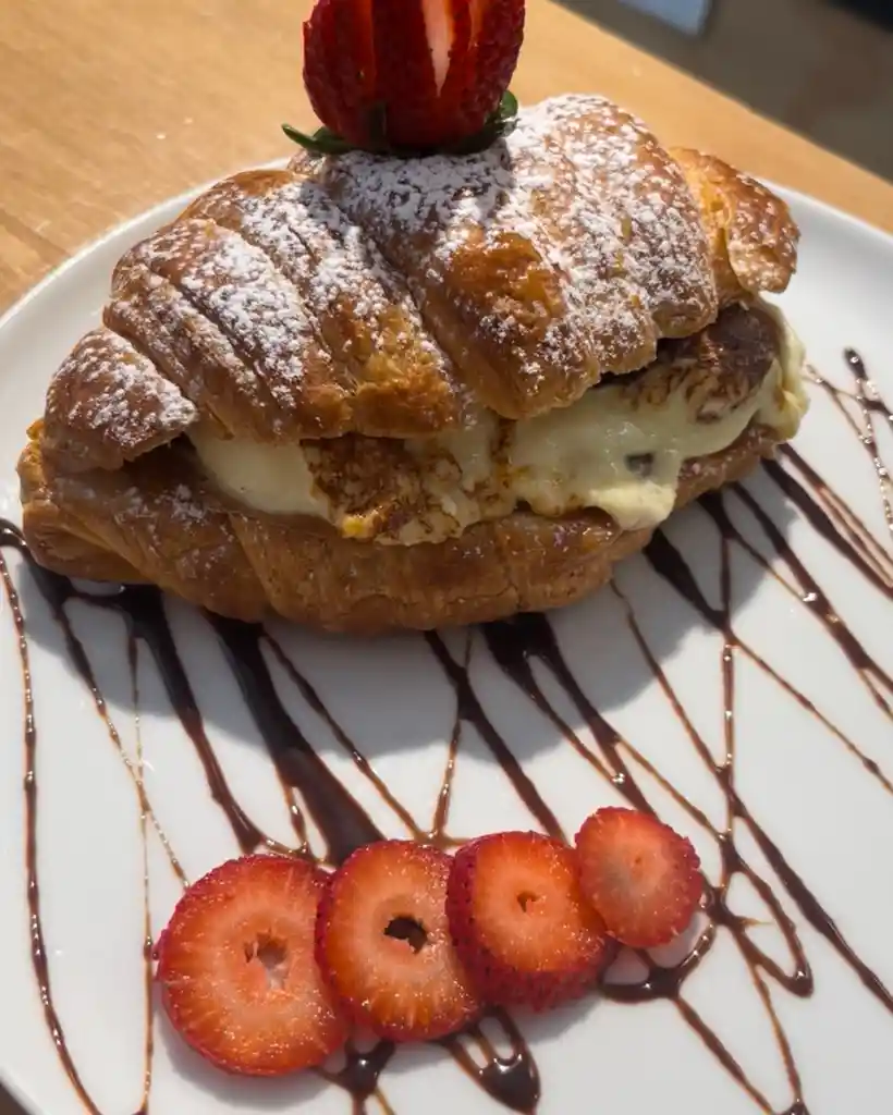 Sándwich De Almendras, Trozos De Chocolate, Fresas, Chantilli Y Helado