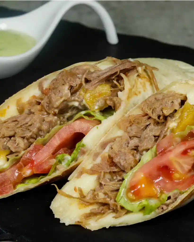 Fajitas De Carne Desmechada, Aguacate Y Queso