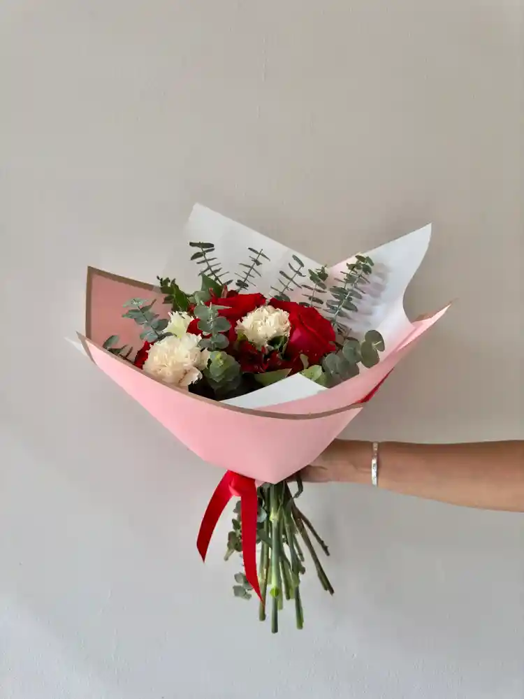 Ramo De Flores Para Amor Y Amistad: Con Rosas Y Clavel Y Follaje.