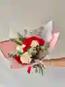 Ramo De Flores Para Amor Y Amistad: Con Rosas Y Clavel Y Follaje.