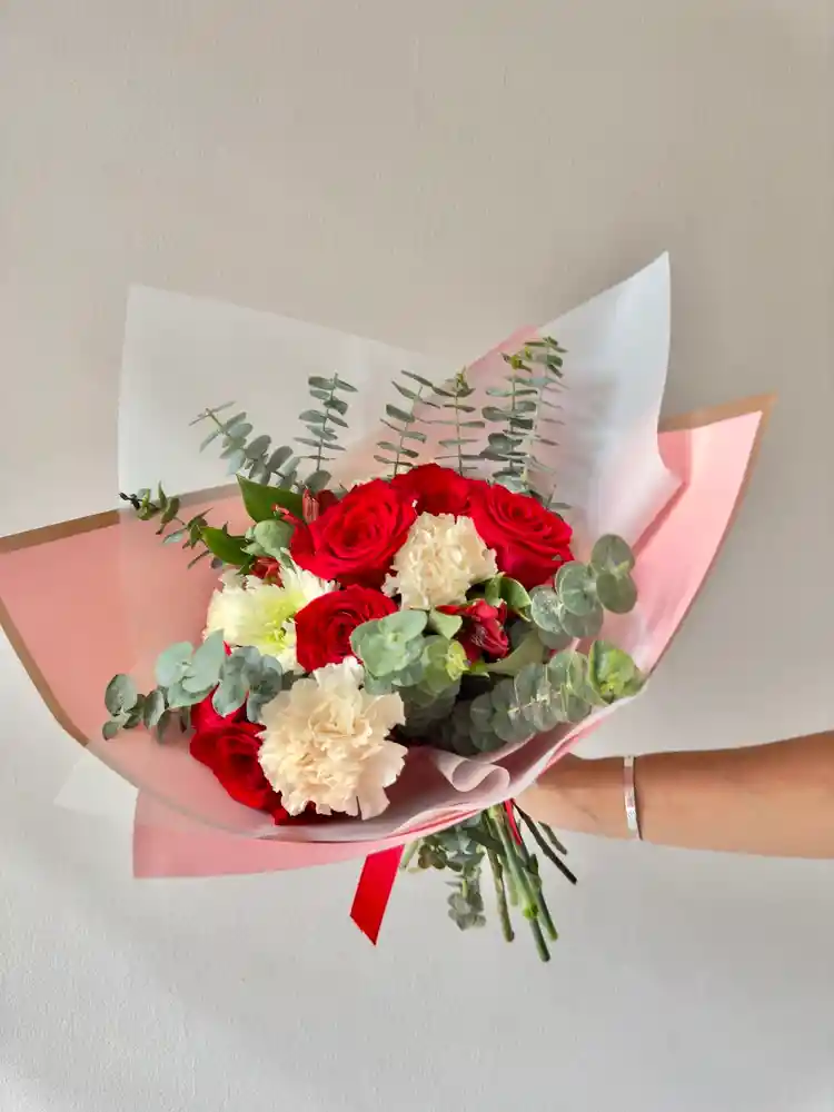 Ramo De Flores Para Amor Y Amistad: Con Rosas Y Clavel Y Follaje.