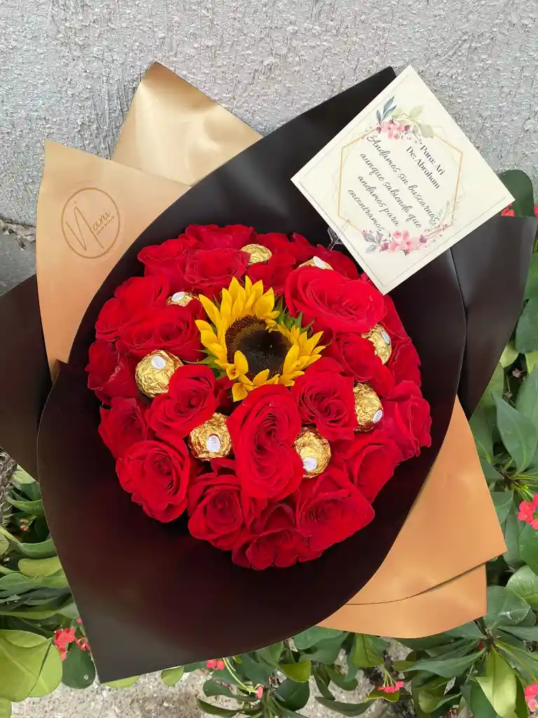 Ramo De Rosas Con Chocolates Ferrero