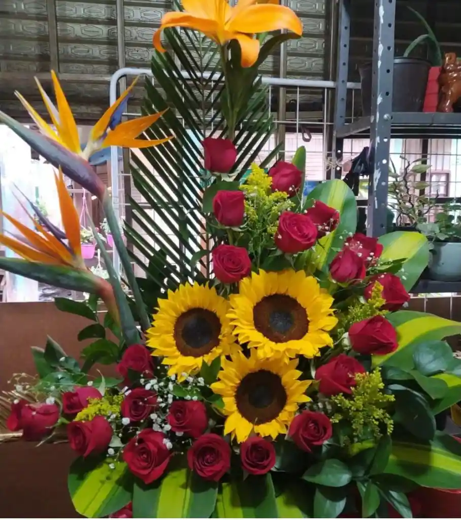 Arreglo Exótico De Girasoles Y Aves Del Paraíso