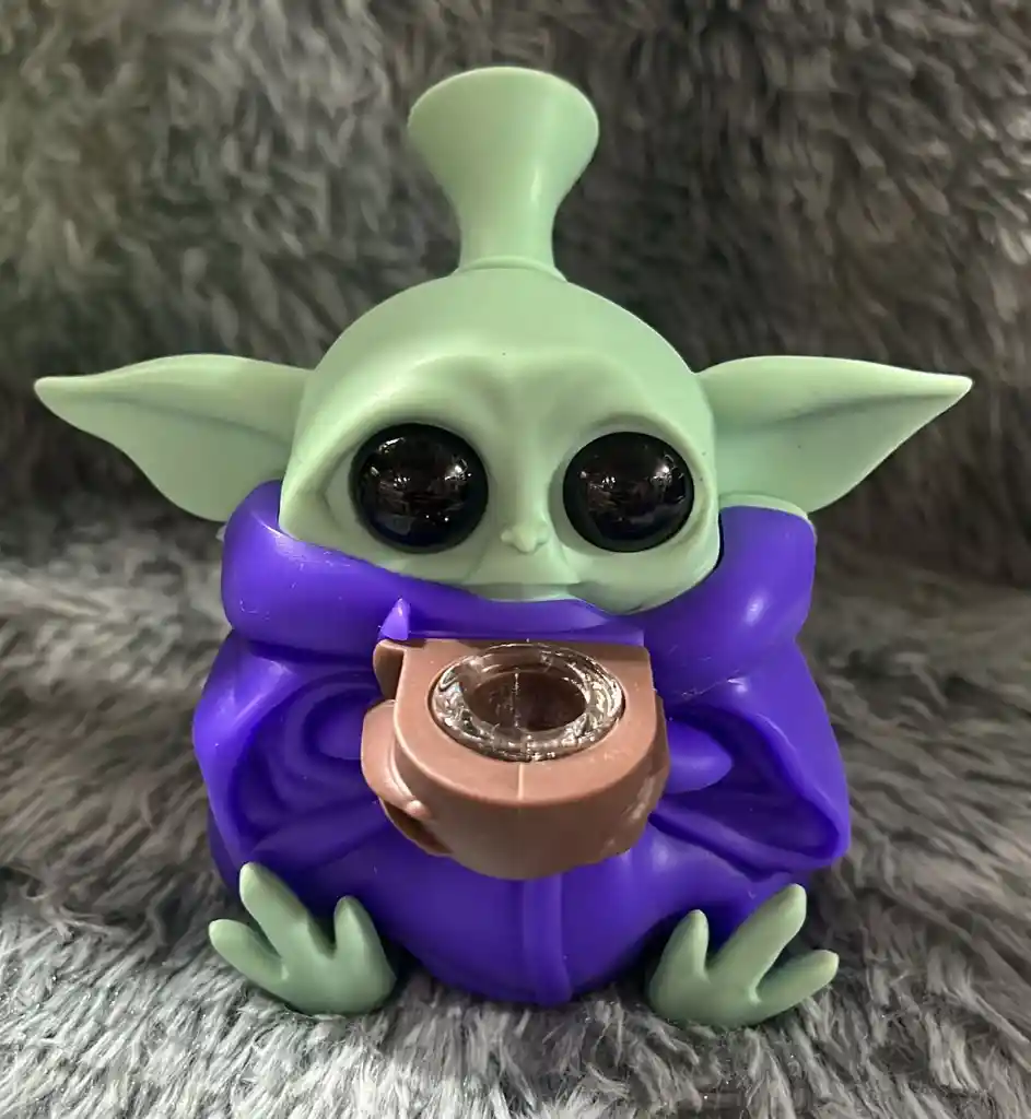 Mini Bong Silicona Baby Yoda Camisa Morada