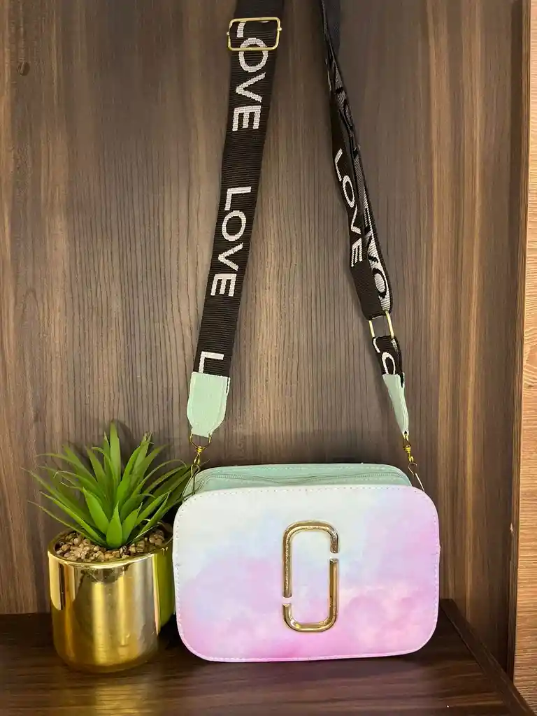 Bolso Cruzado Bateado Con Acabado Metálico Dorado – Estilo Y Comodidad