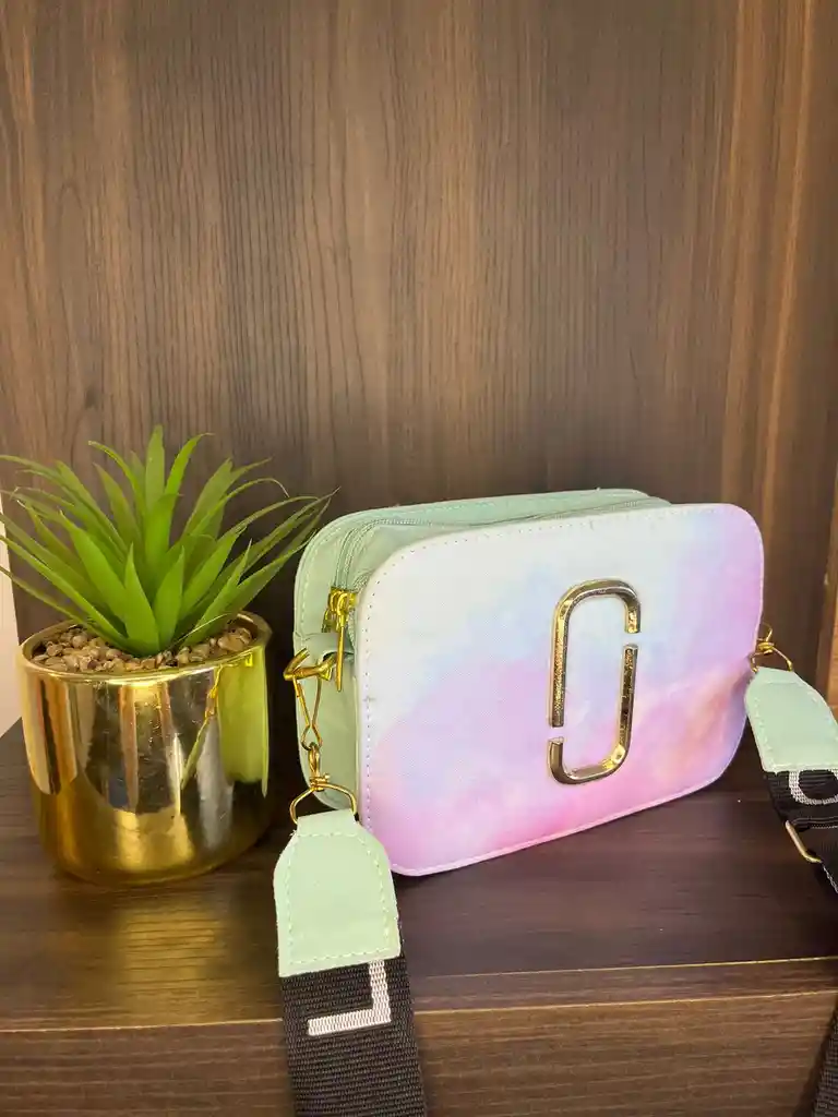 Bolso Cruzado Bateado Con Acabado Metálico Dorado – Estilo Y Comodidad