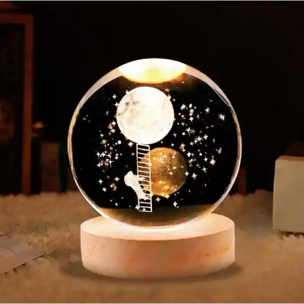 Lámpara Bola De Cristal Led Diseño De Astronauta Subiendo A La Luna Con Base