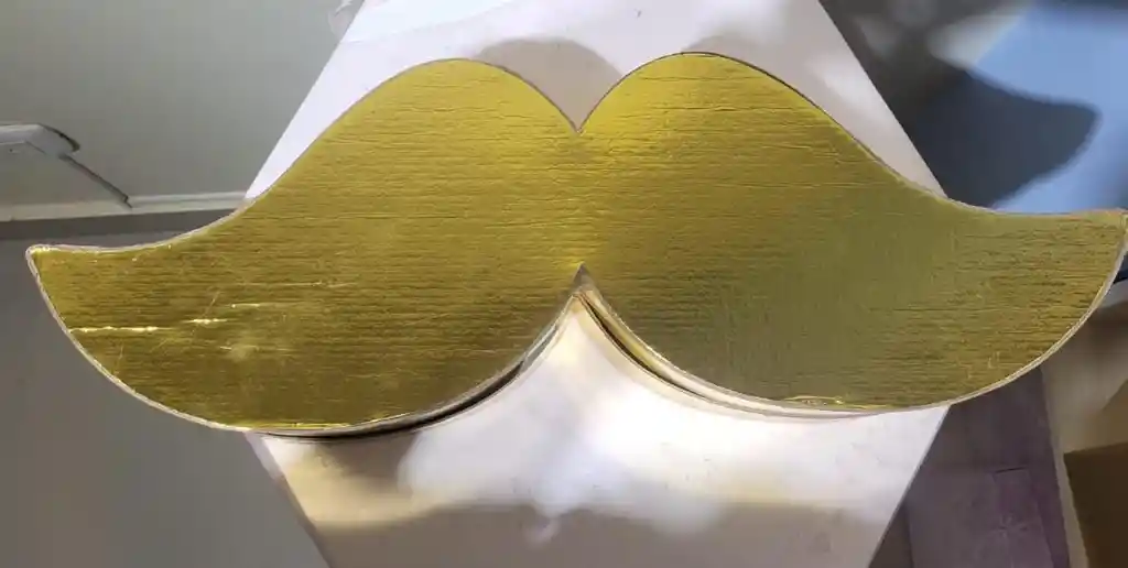 Caja Dorada Bigote Para Hombre