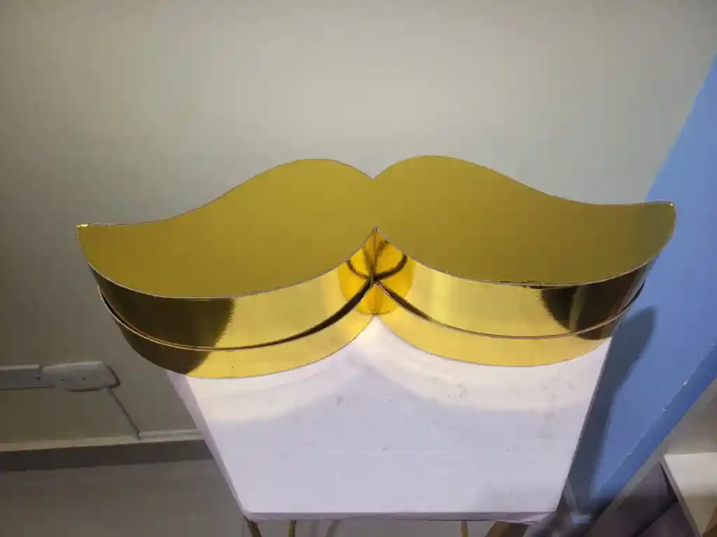 Caja Dorada Bigote Para Hombre