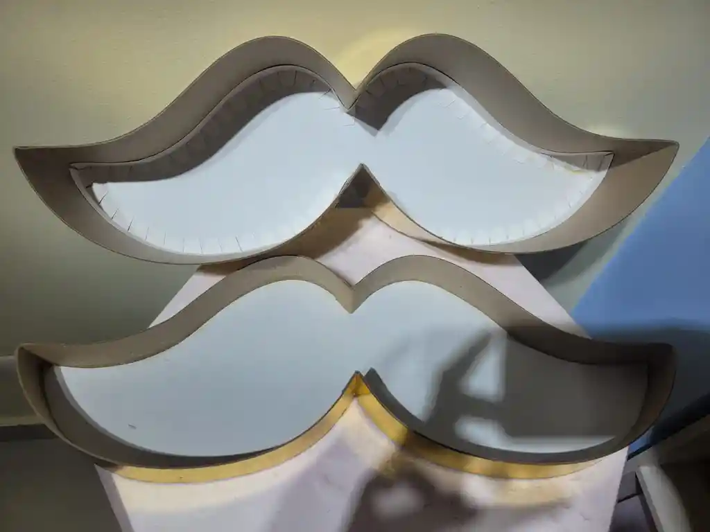 Caja Dorada Bigote Para Hombre