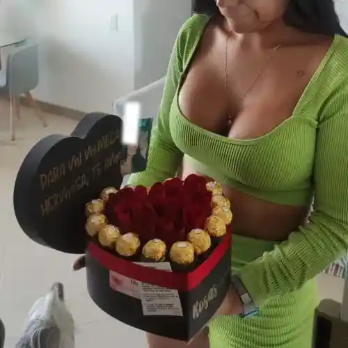 Corazón Con Rosas Y Chocolates Ferrero Alrededor - Pequeño