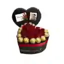 Corazón Con Rosas Y Chocolates Ferrero Alrededor - Pequeño