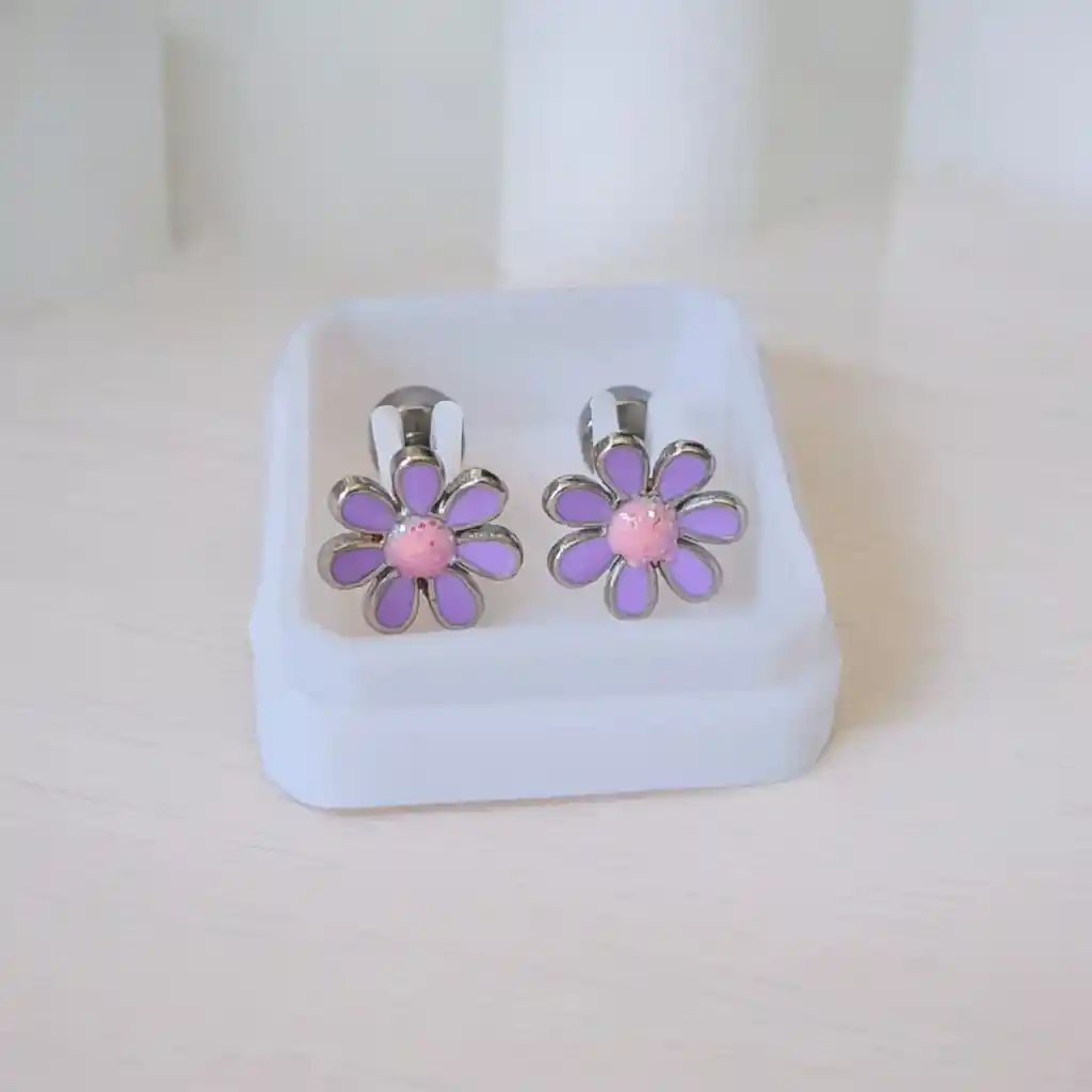 Aretes Flores Lila En Acero Inoxidable Dorado O Plateado Con Cierres De Seguridad