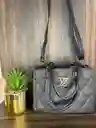 Bolso Negro De Mano Y Manos Libres Con Detalles Dorados