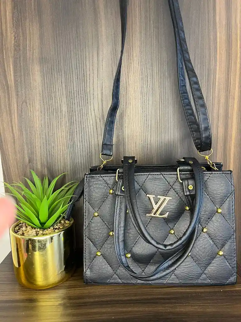 Bolso Negro De Mano Y Manos Libres Con Detalles Dorados