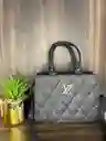 Bolso Negro De Mano Y Manos Libres Con Detalles Dorados