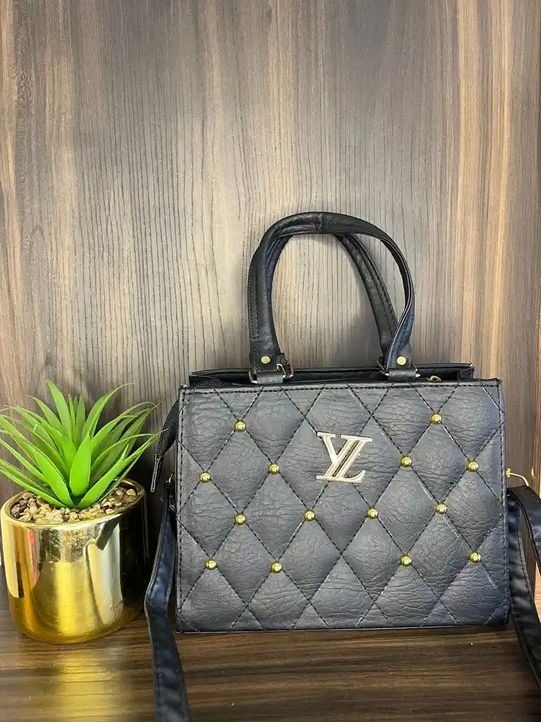 Bolso Negro De Mano Y Manos Libres Con Detalles Dorados