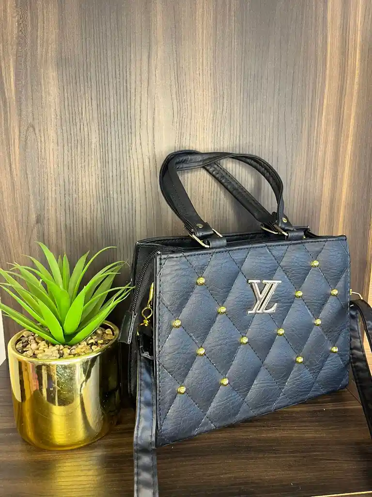 Bolso Negro De Mano Y Manos Libres Con Detalles Dorados