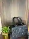 Bolso Negro De Mano Y Manos Libres Con Detalles Dorados