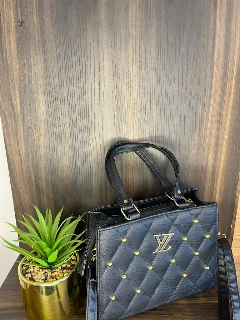 Bolso Negro De Mano Y Manos Libres Con Detalles Dorados