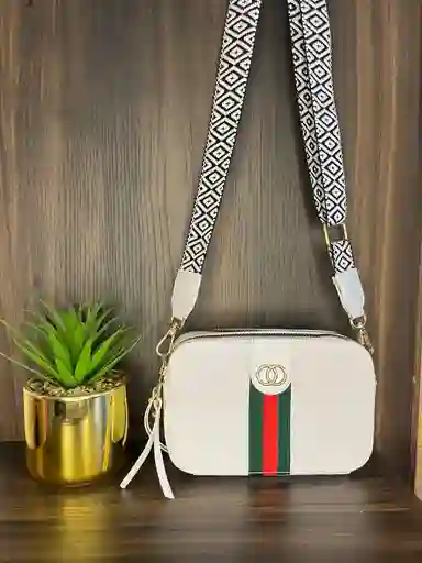 Bolso Blanco Con Detalles Plateados Y Colores Unicos