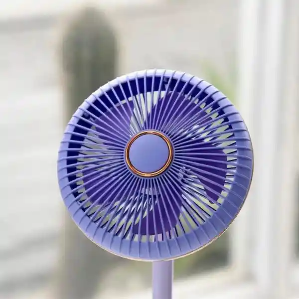 Ventilador Pequeño De Escritorio Recargable Con Tres Velocidades