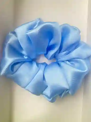 Bamba Scrunchies En Satín Azul Cielo