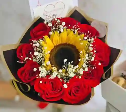 Ramo De Flores Con Rosas Y Girasol (arreglo Floral - Regalo - Feliz Cumpleaños )