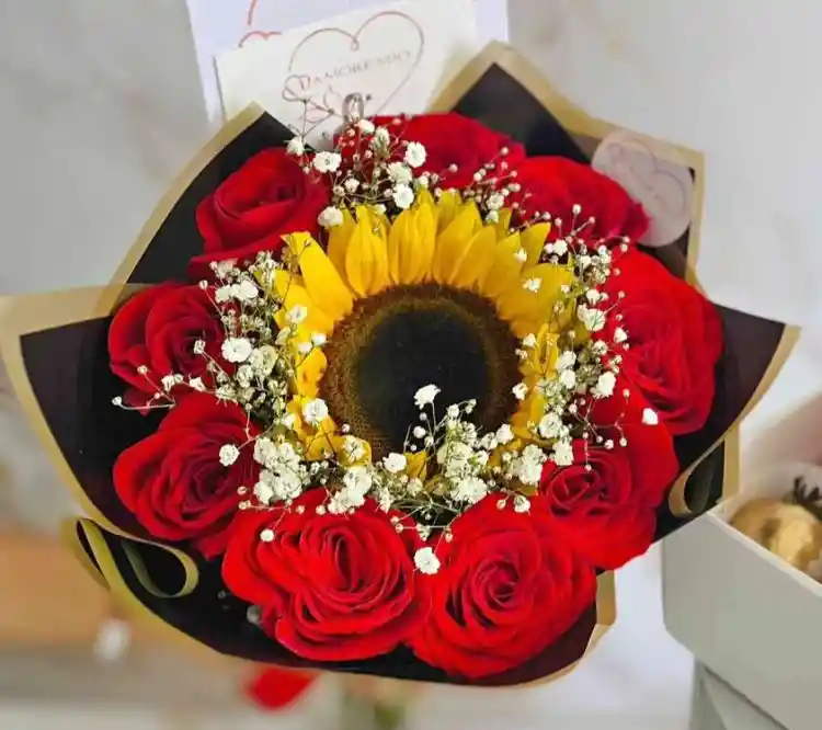 Ramo De Flores Con Rosas Y Girasol (arreglo Floral - Regalo - Feliz Cumpleaños )