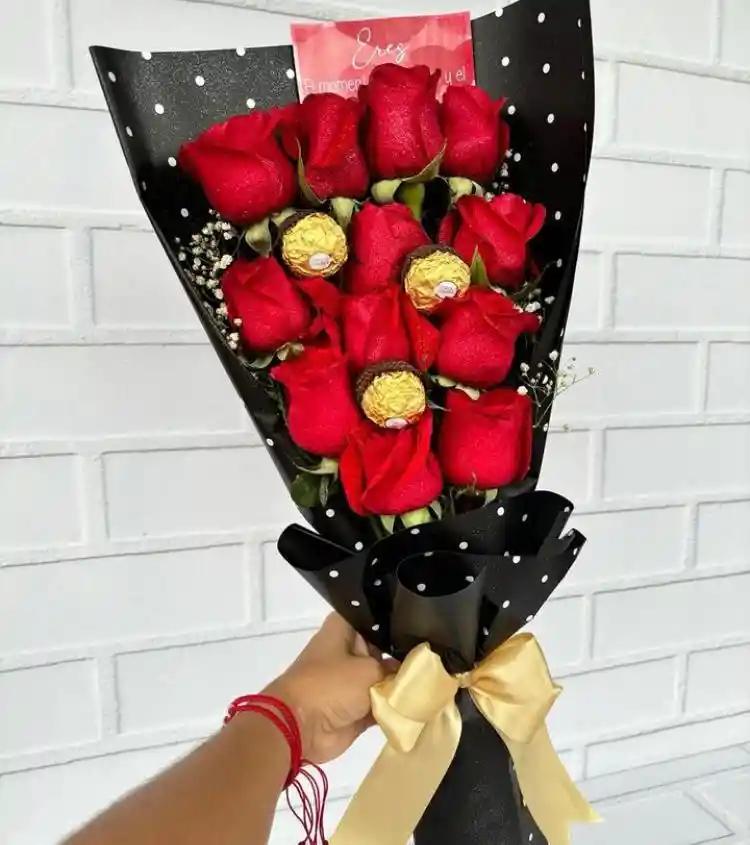 Ramo De Flores Con Rosas Rojas Y Chocolates (arreglo Floral - Regalo Para Mujer-bouquet De Flores - Feliz Cumpleaños)