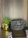 Bolso Negro Con Corazon Metalico Y Detalles Dorados