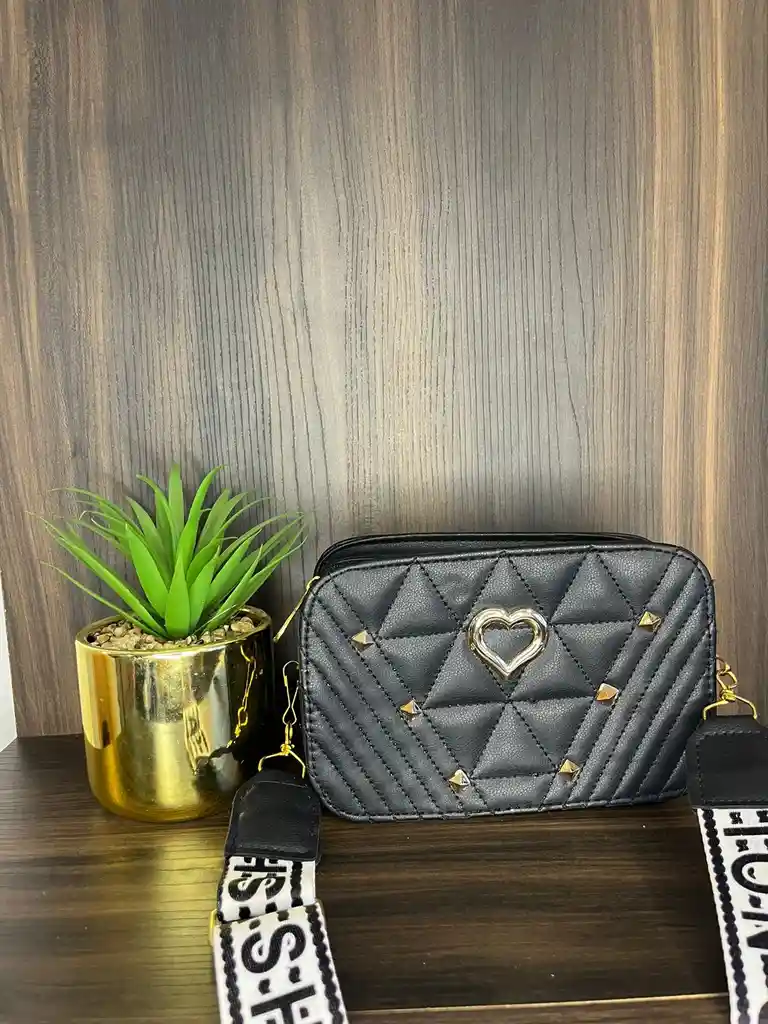 Bolso Negro Con Corazon Metalico Y Detalles Dorados