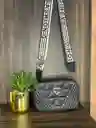 Bolso Negro Con Corazon Metalico Y Detalles Dorados