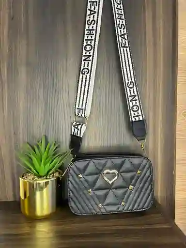 Bolso Negro Con Corazon Metalico Y Detalles Dorados