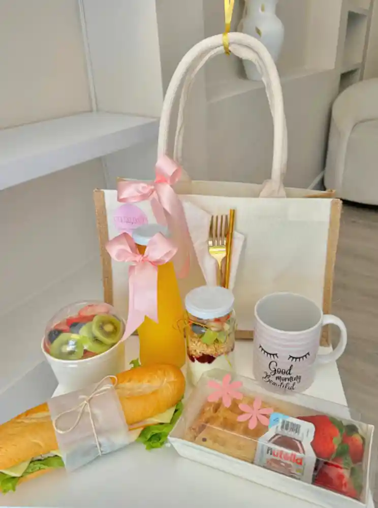 Desayuno Sorpresa Para Mujer Con 2 Globos Bolso, Sandwich, Mug, Waffles,