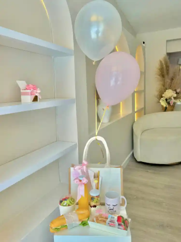 Desayuno Sorpresa Para Mujer Con 2 Globos Bolso, Sandwich, Mug, Waffles,