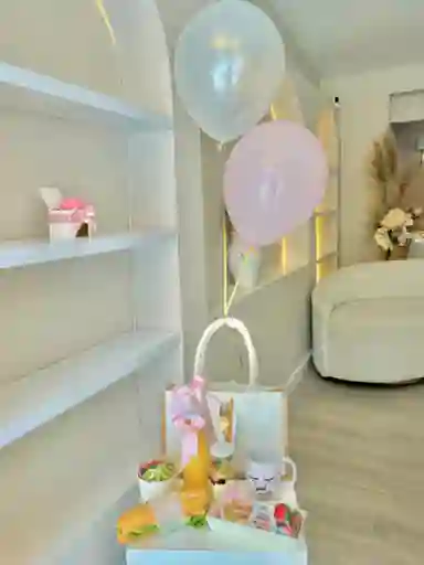 Detalle Para Mujer En Bolso Yute Y Globos Con Helio