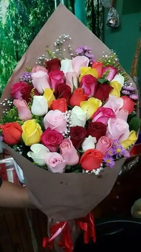 Bouquet De 40 Rosas En Variedad De Colores 054