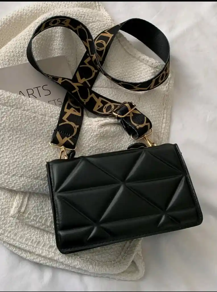Bolso Negro Manos Libres Y De Mano Con Accesorios Dorados