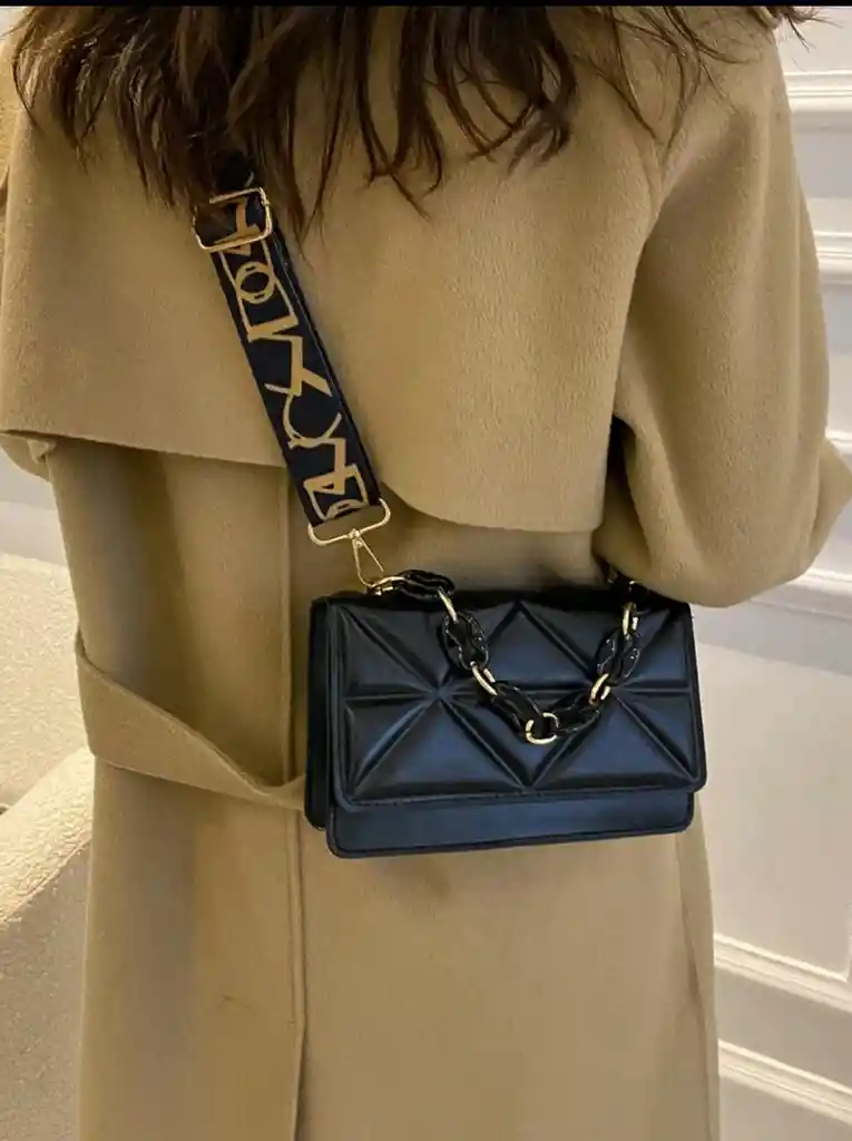 Bolso Negro Manos Libres Y De Mano Con Accesorios Dorados