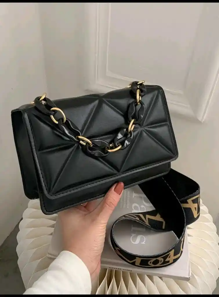 Bolso Negro Manos Libres Y De Mano Con Accesorios Dorados